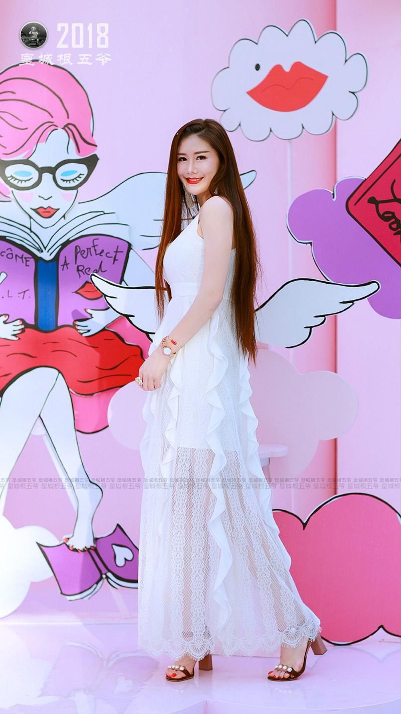 街拍：三里屯的女孩一个比一个漂亮，尤其是东方女孩更美