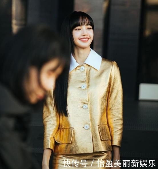「服装在颜色」Lisa精致叠穿新时尚,白色T恤搭配黑白豹纹裙,尽显可爱俏皮