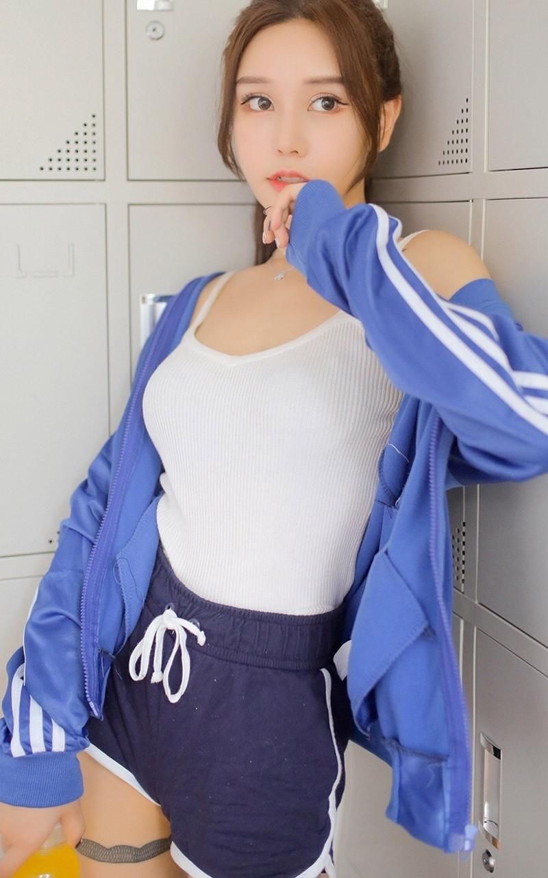 高马尾美女嫩模穿吊带运动服，露美肩美腿性感写真！