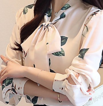 皮肤暗黄女人，建议多穿这洋气小衫，50岁妈一买5件，特显白嫩