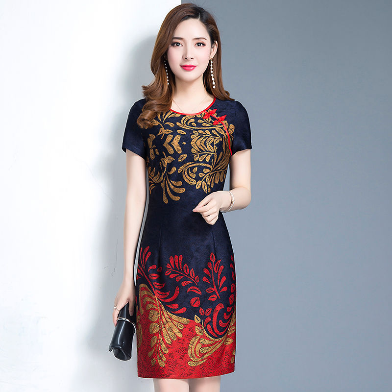 38岁妈妈真敢穿，如此靓丽的短款旗袍穿上街，性感撩人又凉爽