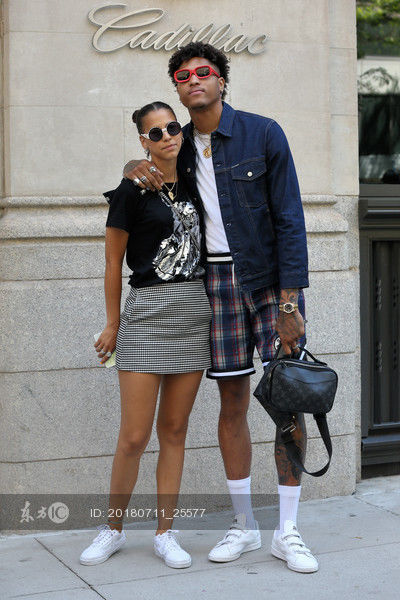 乌布雷也是潮男一个 与女友亮相纽约时装周