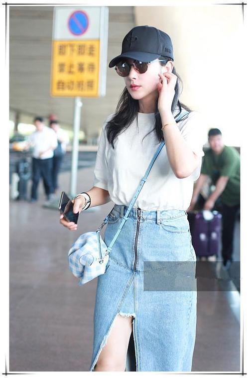 当96斤冉莹颖和104斤李冰冰同穿开叉牛仔裙，网友：画风如此尴尬