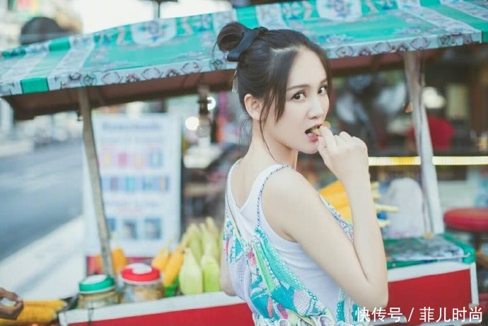 38岁陈乔恩身穿印花裙尽显女神气质，然而看到未修图一秒尴尬！