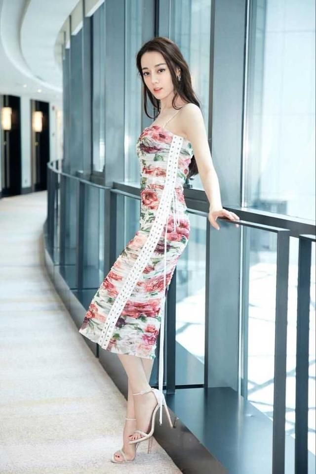 快丢掉短裤！这个夏天跟着热巴穿花裙立马变身性感撩人的小女人！