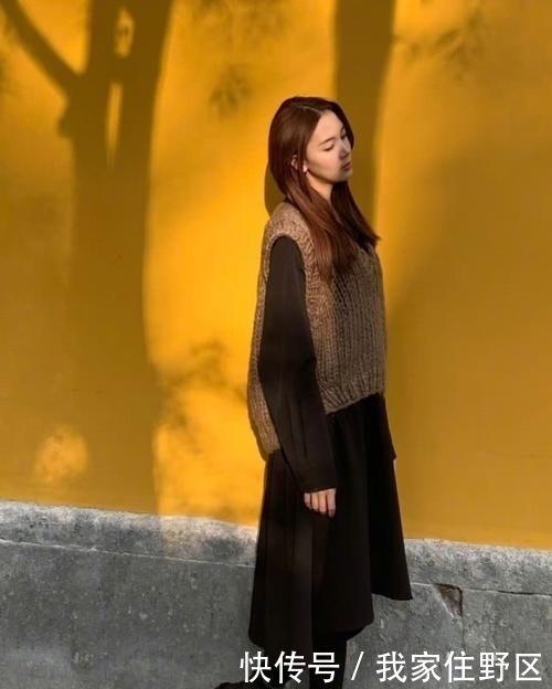 开叉■今穿抹胸开叉裙，配齐刘海美成萝莉，因《无心法师》岳绮罗而出名
