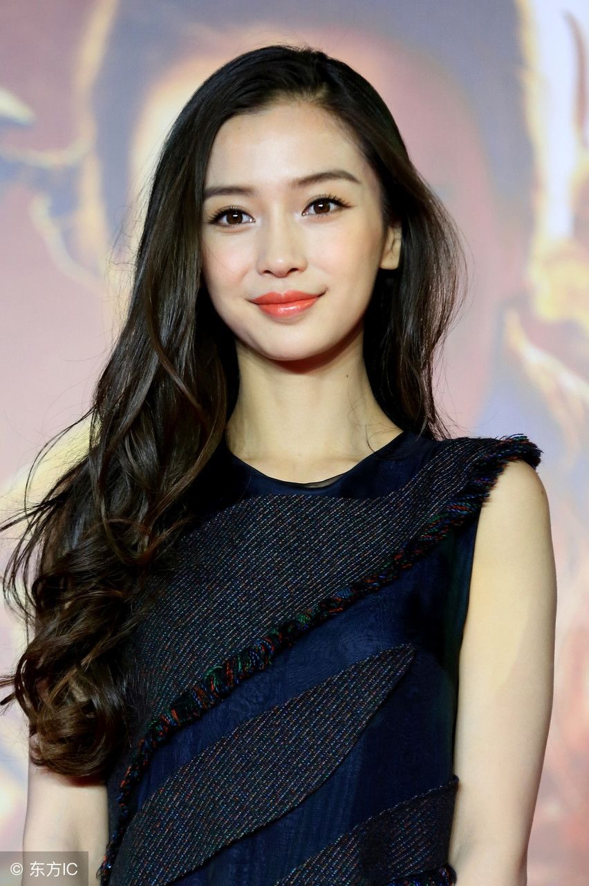 杨颖的气质真不是盖的，一袭蓝裙美出新高度，宛如真人版芭比娃娃