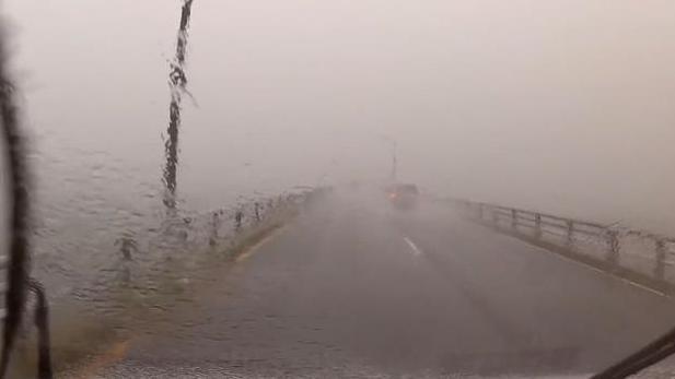 国外最“吓人”大桥，65米高不设路肩，发生意外就会坠入大海