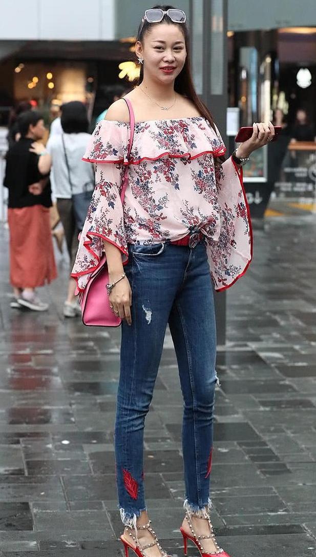 三里屯街拍美女演绎高跟鞋千姿百态