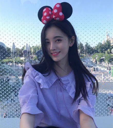 “四千年美女”鞠婧祎机场穿2千长筒棉袜，网友:不怕臭脚吗?