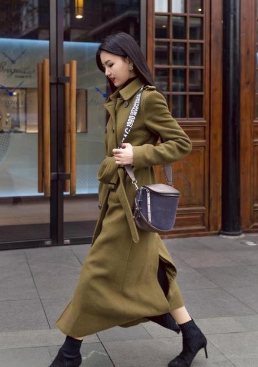 #美女#街拍：美女身穿白色露肩上衣配修身开叉裙，气质温婉，笑容甜美可爱