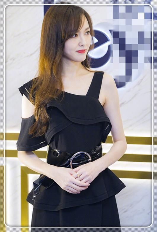 一直以为穿黑裙的唐嫣是最美的，可看到张钧甯后，我瞬间转变了