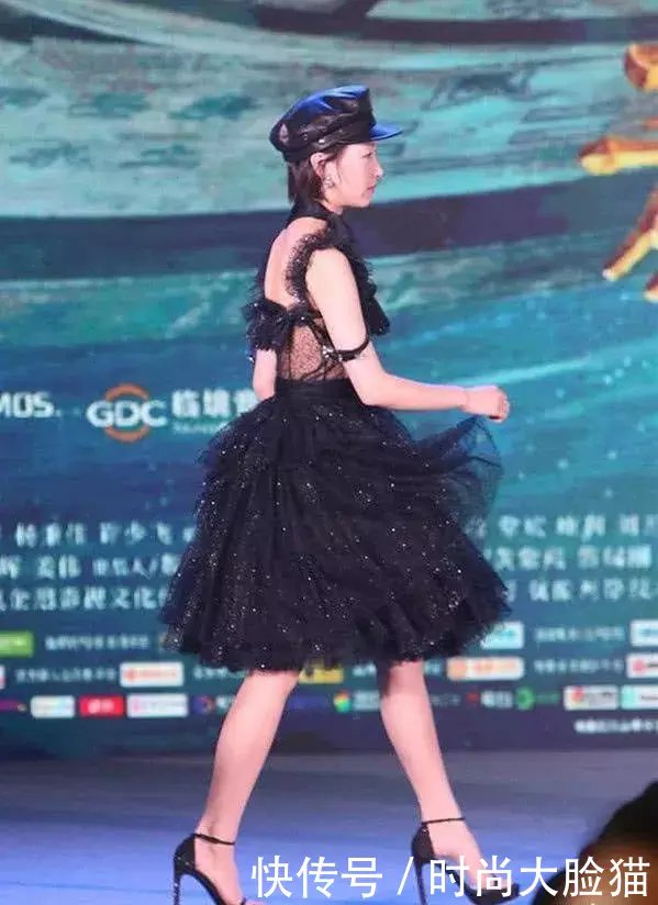 当周冬雨在脱掉高跟鞋后,身高成了“车祸”现场,全靠高跟鞋硬撑