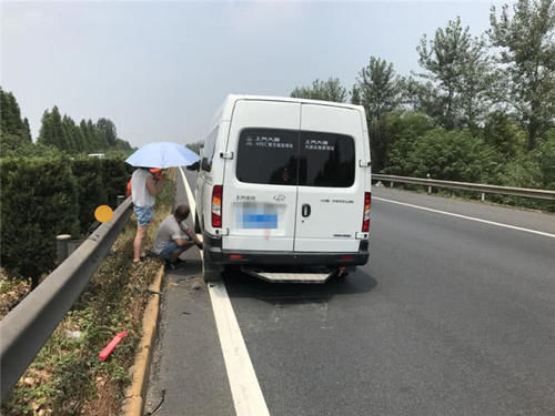  扣12分■高速车道换备胎被扣12分？交警教给你这么做，不扣分也