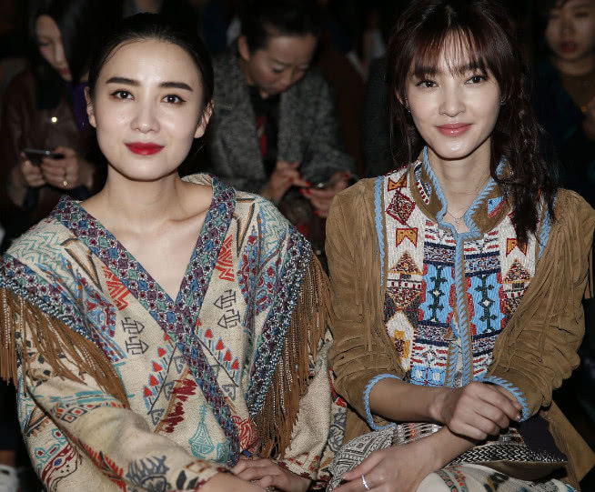 素颜女神王丽坤撞上小宋佳,瞬间破功,网友:宋佳的气场太强大!