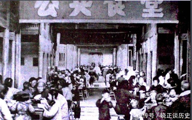  【大锅饭】人民公社大食堂，吃起了“吃饭不花钱”的大锅饭。