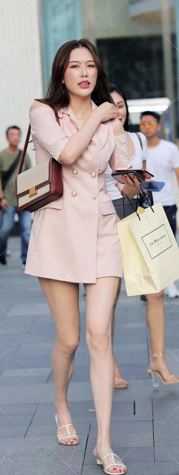  「品味」街拍：女闺蜜当了经理后，连穿衣品味都变了，整个人散发干练气质