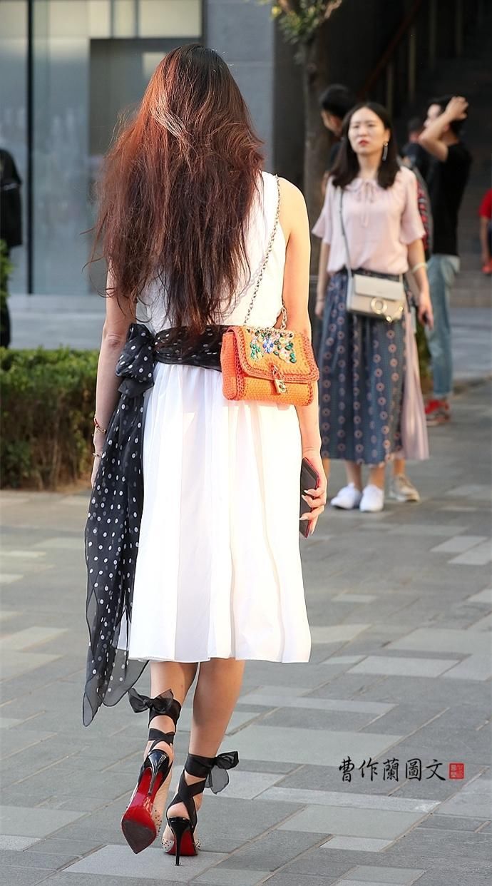 红底高跟鞋:美女穿出高度、穿出身份，还能穿出什么?
