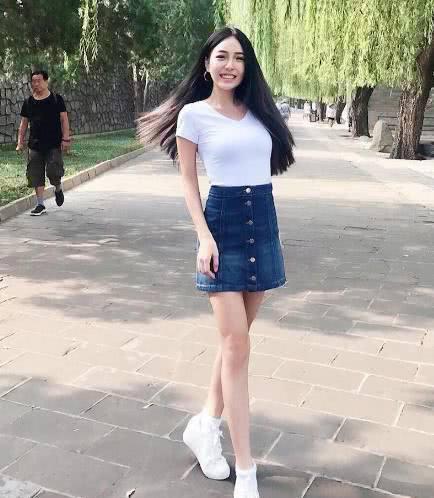 时髦紧身的牛仔裤，修身又显瘦，散发着难以抵挡的魅力！