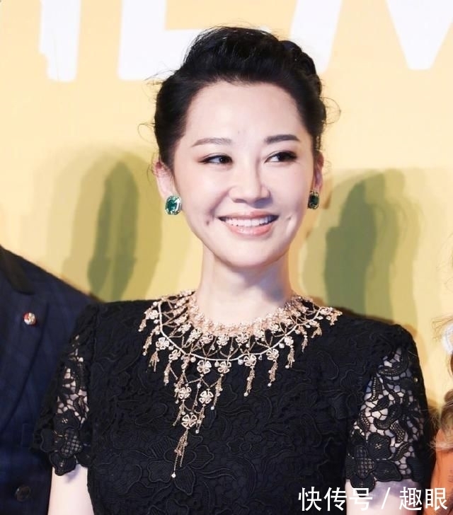 「 优雅」黑色蕾丝长裙秀身材,半百的年纪20岁身材,50岁许晴再次惊艳众人