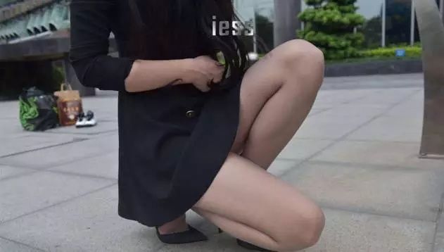 街拍：上班路上碰到的超薄肉丝迷人美腿白领