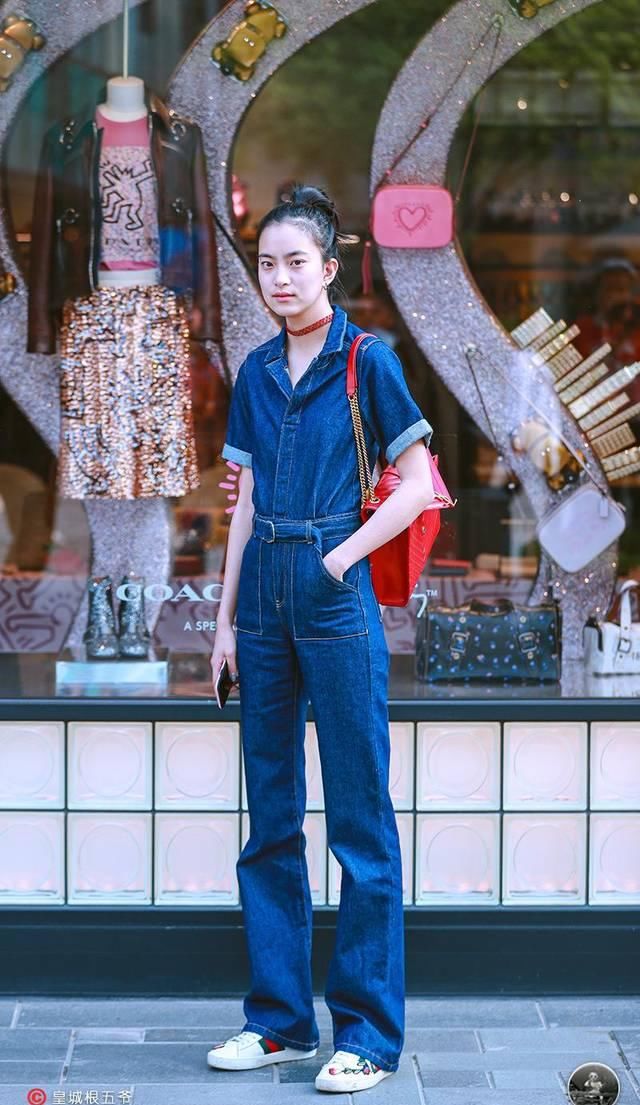  #让自己#街拍：通过日常穿衣搭配提升自己的魅力，成为一个有吸引力的女人