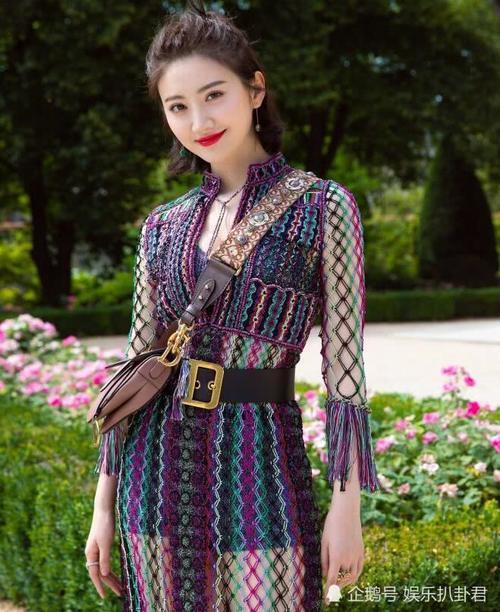 景甜穿镂空长裙出席活动,坐在人群中闪闪发光,网友:不用PS颜值