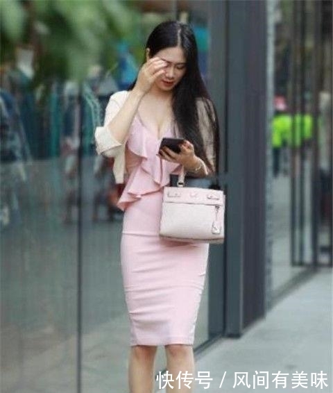  美女■热情时尚的街拍：飘逸潇洒的美女，穿出紧致身材！
