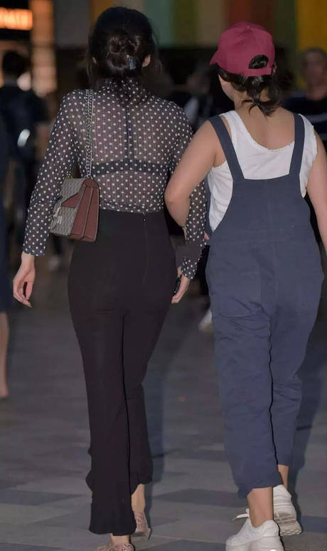 斑点薄纱上衣搭配阔腿喇叭裤，曼妙身材一览无遗