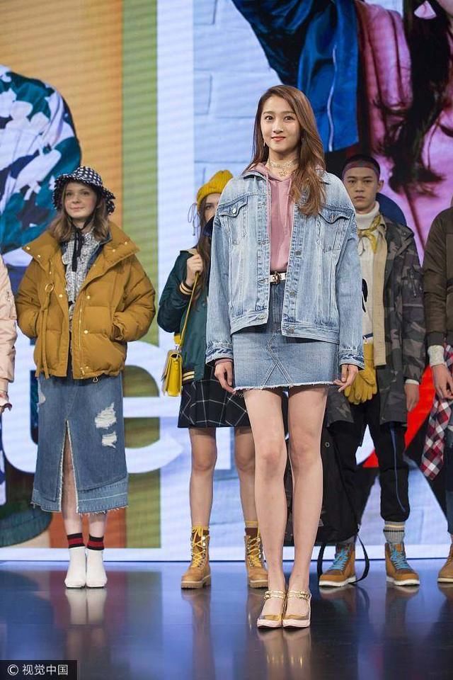 173关晓彤和168迪丽热巴走秀,同秀长腿,网友:鹿晗品味独特