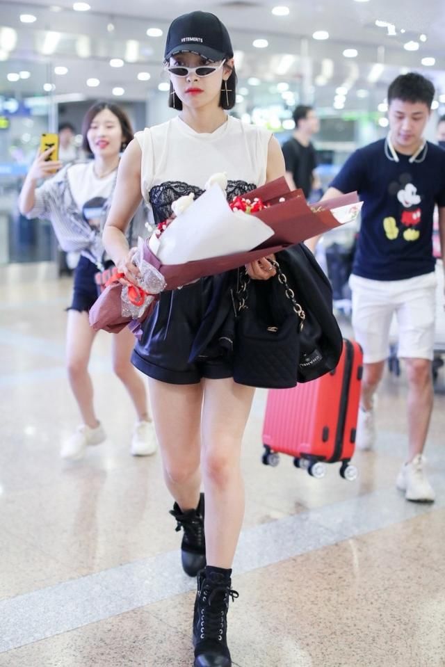 宋茜露肩上衣配牛仔短裙，被橙色口红毁一身，网友：无法直视！