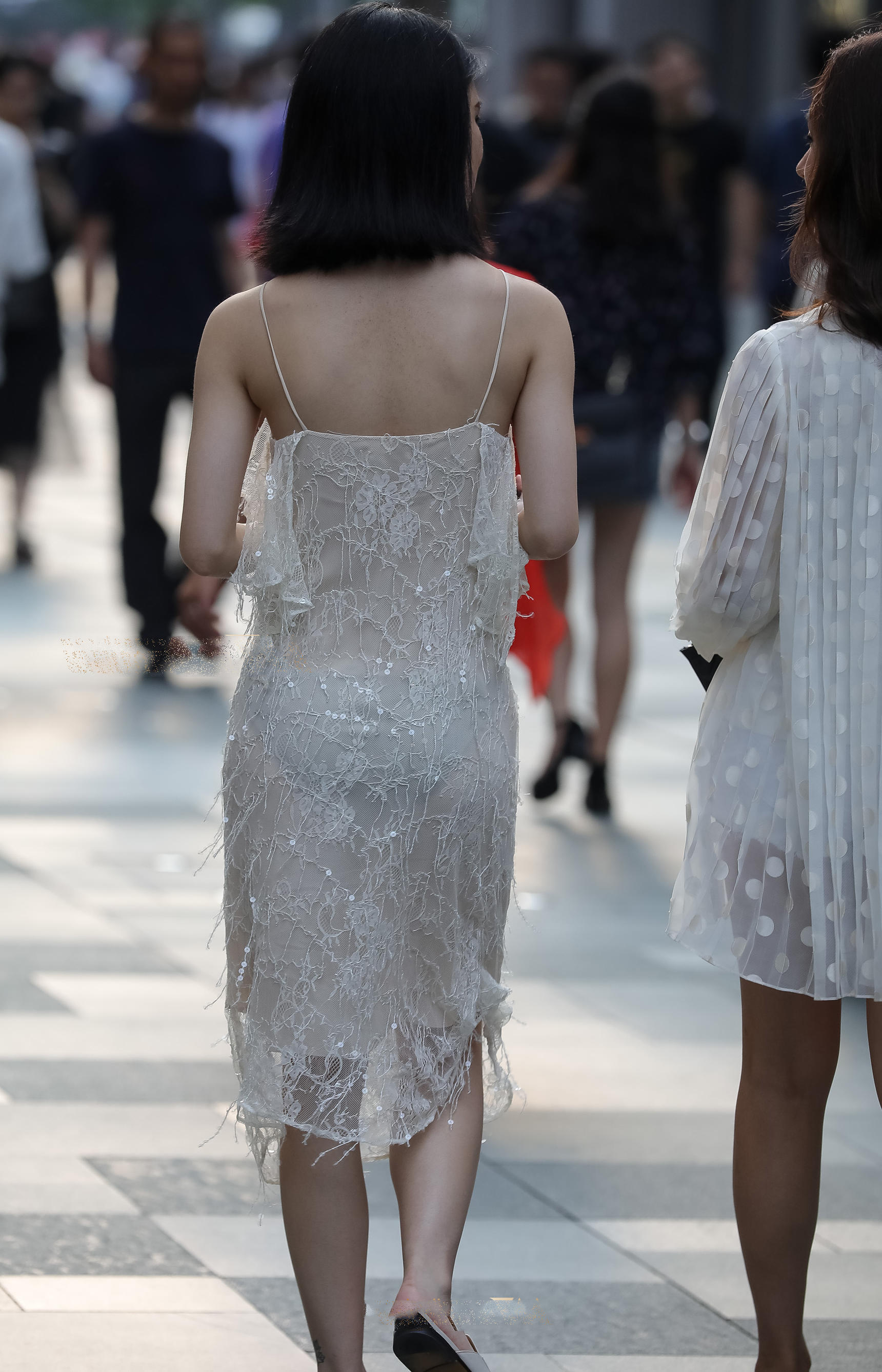 两个婴儿肥小姐姐一起出街，薄纱吊带连衣裙很有风味，肥而不腻