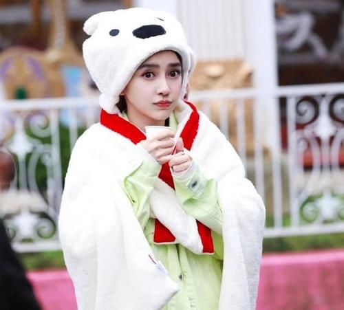 『杨颖』杨颖罕见独带娃！卫衣搭牛仔喇叭裤很青春，与3岁小海绵穿母子装