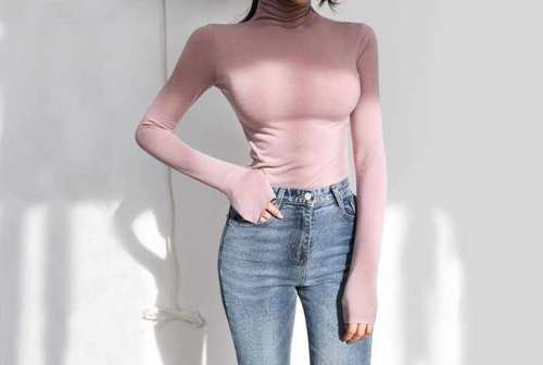 街拍：小姐姐黑色A字裙出街，缺少了一阵风吹来！