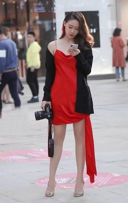 夏季街拍美女好季节，仙女般的绝妙身姿，这样的美女给我来一打!