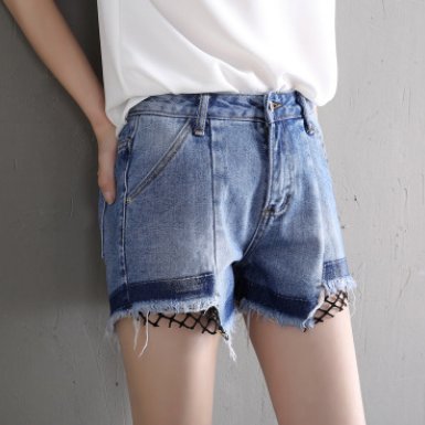 怪不得姐姐不穿裙子，选择这样显身材的短裤，真有眼光