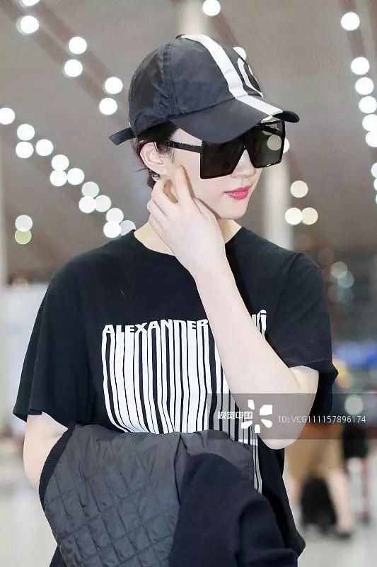 瘦了的刘亦菲穿紧身裤，未修图却暴露真实身材?网友:还好脸好看