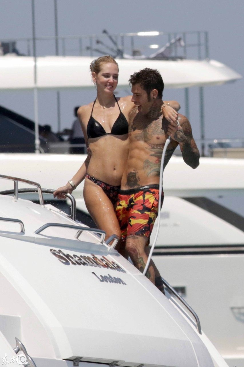 意大利网红美女琪亚拉法拉格尼跟男友海边度假戏水吸引众人眼球