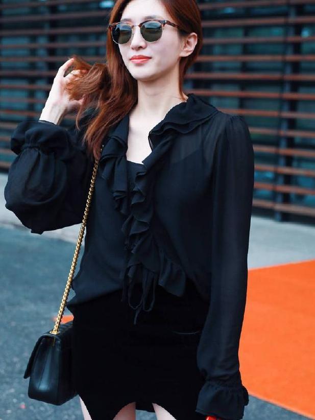 江疏影短裙剪剪破，李菲儿裙子上开大洞，秀腿新技能