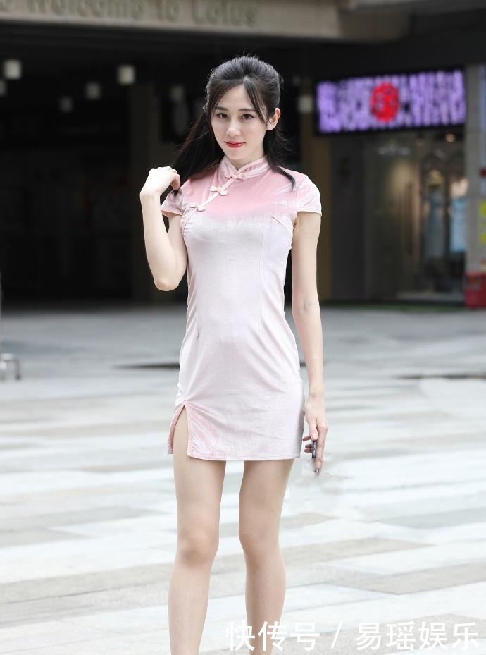  #此生#姐姐穿粉旗袍，衣摆开个“叉”更透气，娶她为妻此生无憾