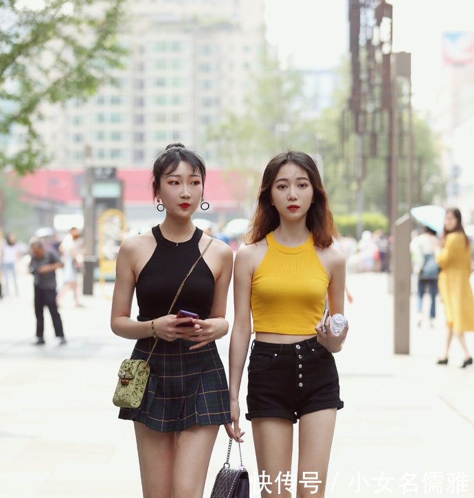 路人街拍清秀可爱的两位小姐姐，修长美腿和水嫩肌肤很诱人