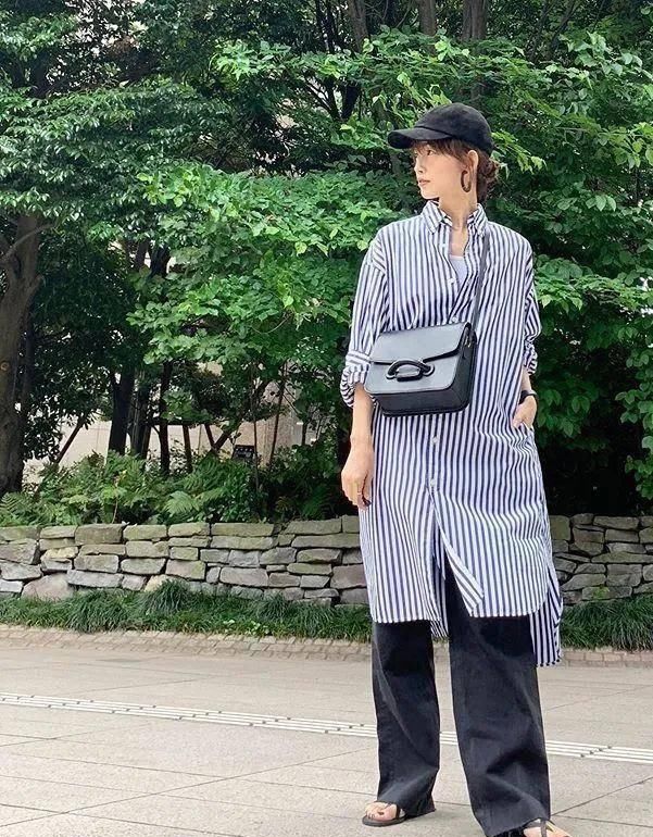  「博主」看完这个博主的条纹搭配 你会365天每天都想穿条纹