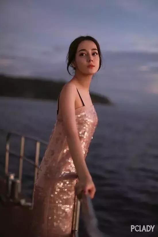 迪丽热巴真人秀纪录片&江疏影娜扎组团穿复古版运动夹克