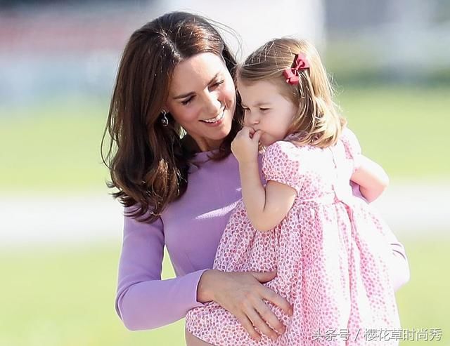 看着凯特王妃深情地望着孩子们的瞬间，会让多少妈妈汗颜