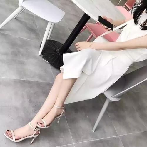 一字带高跟凉鞋设计简约突出鞋型精美好洋气