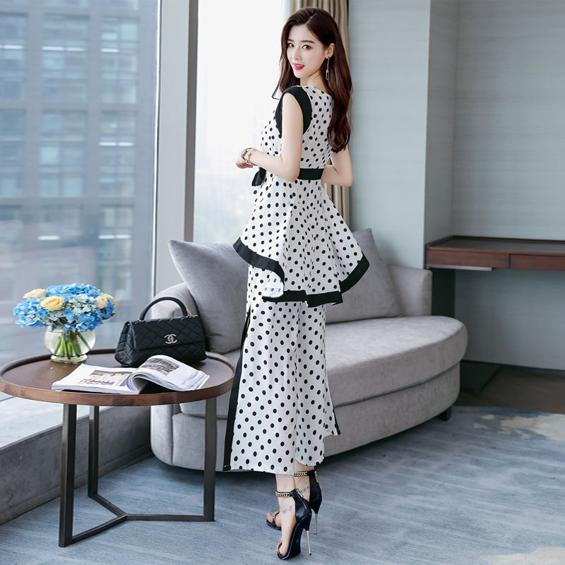 嫂子去香港旅游，回来穿的时尚套装太迷人啦!举手投足满满女神范