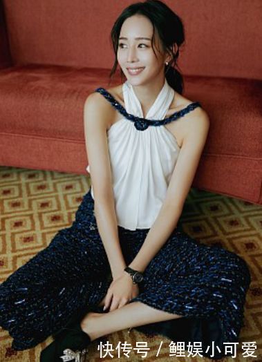 张钧甯出席活动，穿白色交叉露肩上衣配阔腿裤，锁骨让人羡慕！