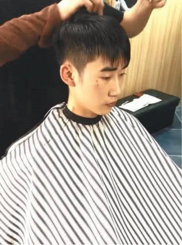 小伙让理发师照着吴亦凡的发型剪，理发师剪成这样，网友：笑喷了
