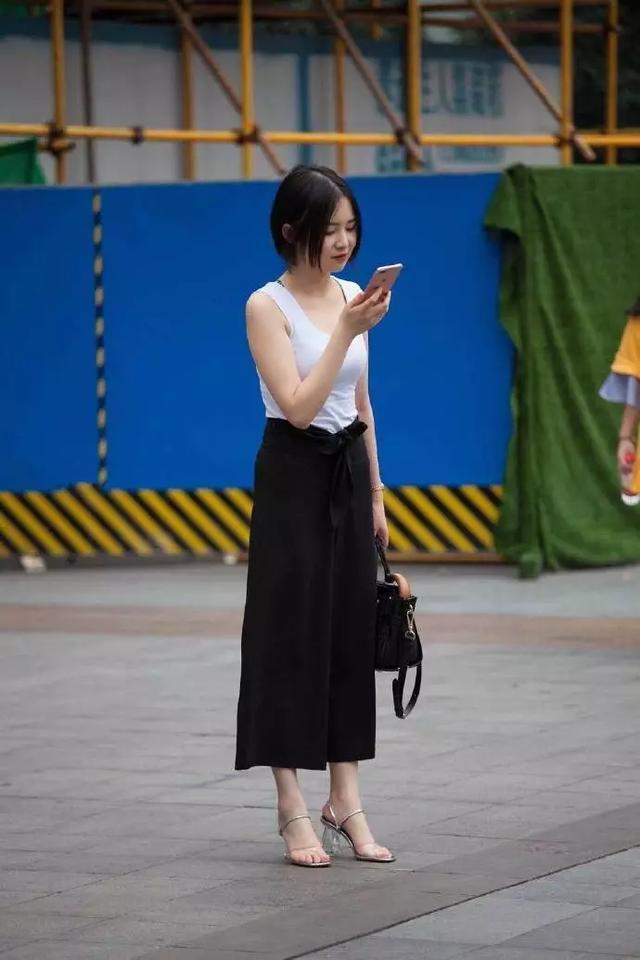  『气质』街拍：小美女身穿V领配牛仔裤，脚踩尖头高跟鞋，充满了气质与魅力
