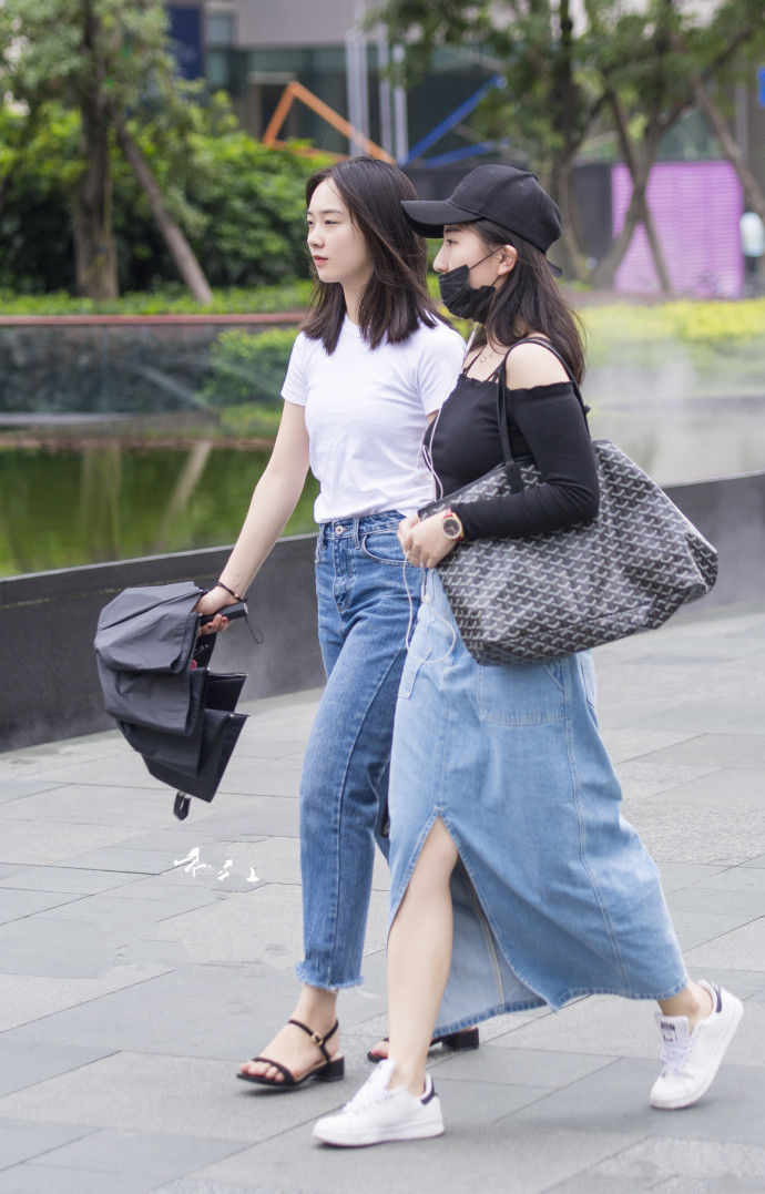 成都街拍，清新时尚的牛仔裤美女，尽显成熟女人味，让人一眼难忘